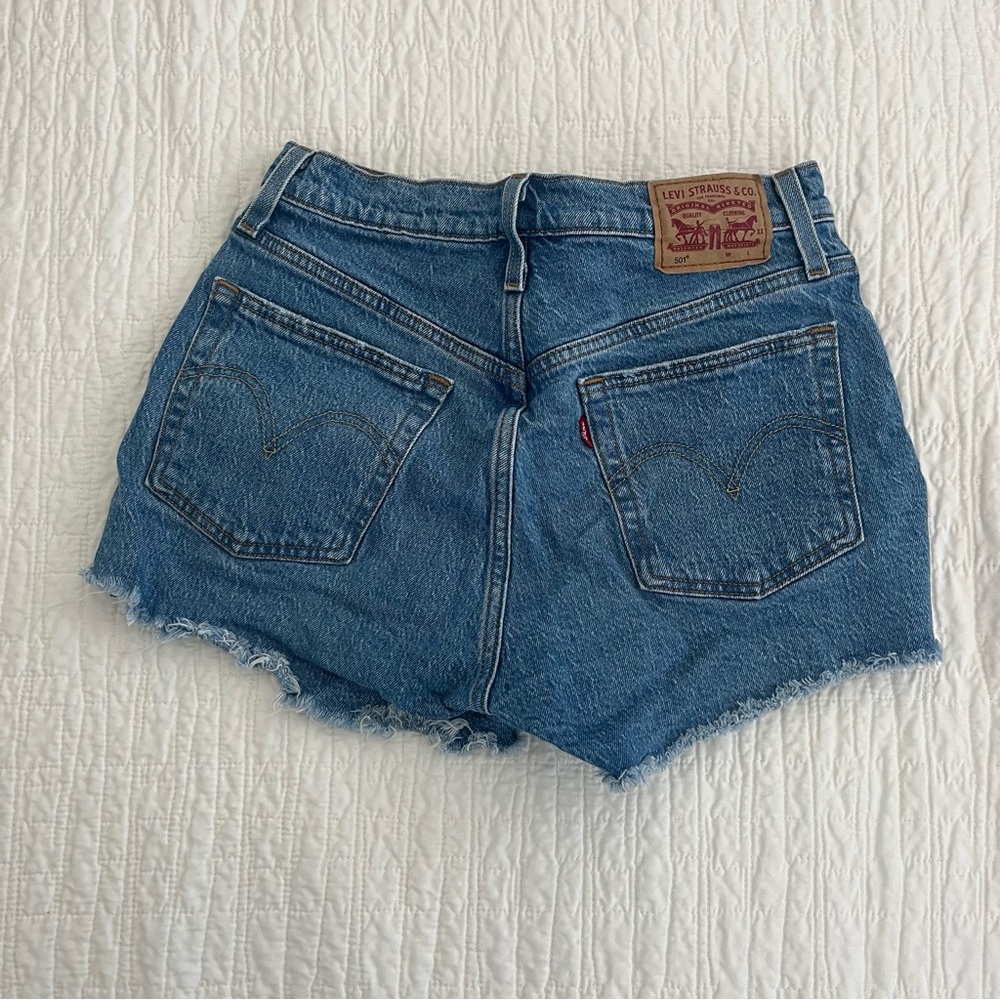 Levi's Classic Blue Distressed 501 Jean Shorts Size 25 - Picture 2 of 4
